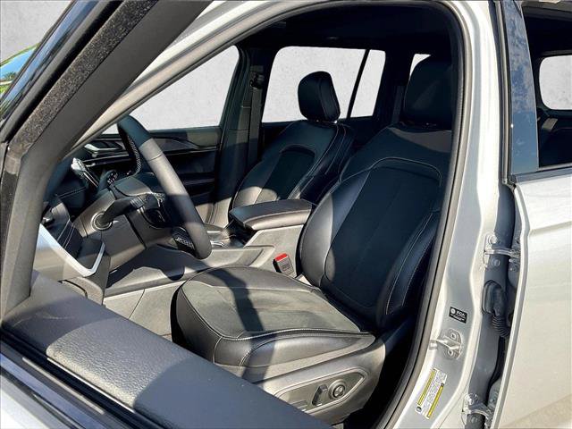 Used 2025 Jeep Grand Cherokee Altitude RWD image 11