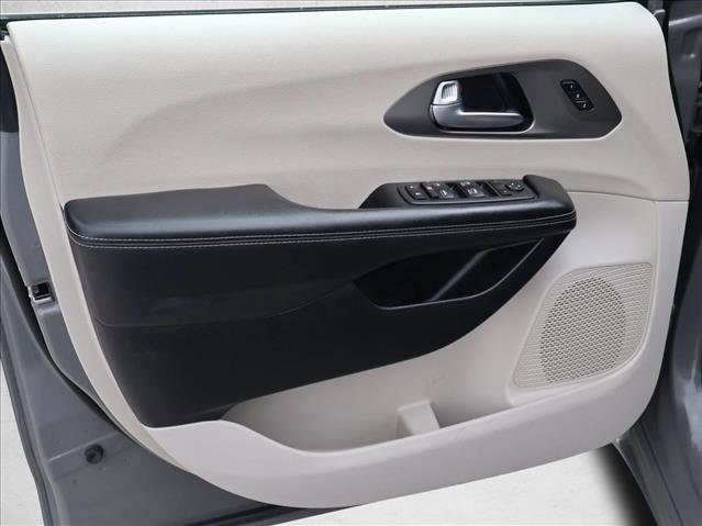 Used 2022 Chrysler Pacifica Touring-L FWD image 8