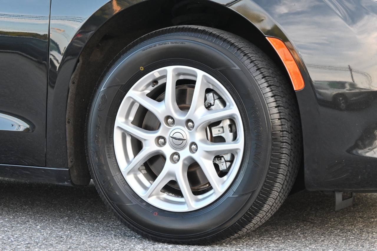 Used 2021 Chrysler Voyager LX FWD image 13