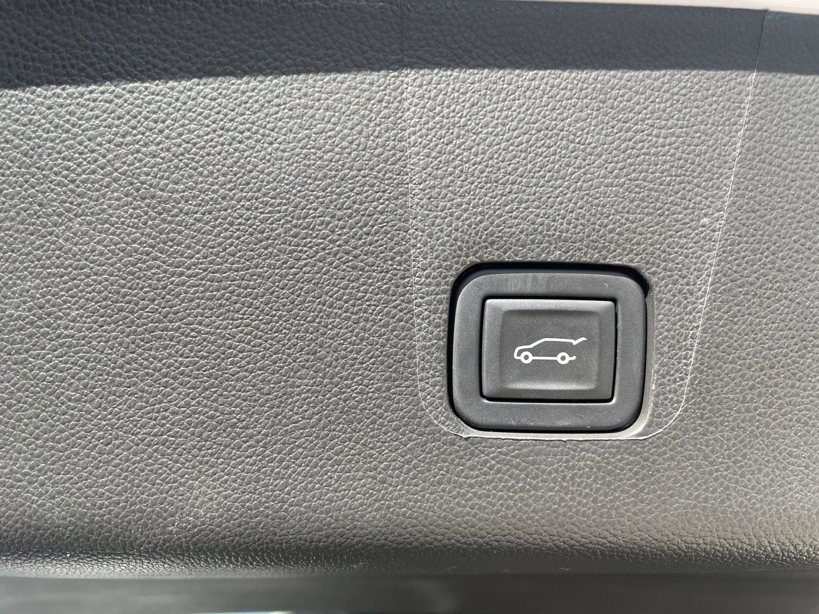 Used 2023 Chevrolet Traverse RS image 30