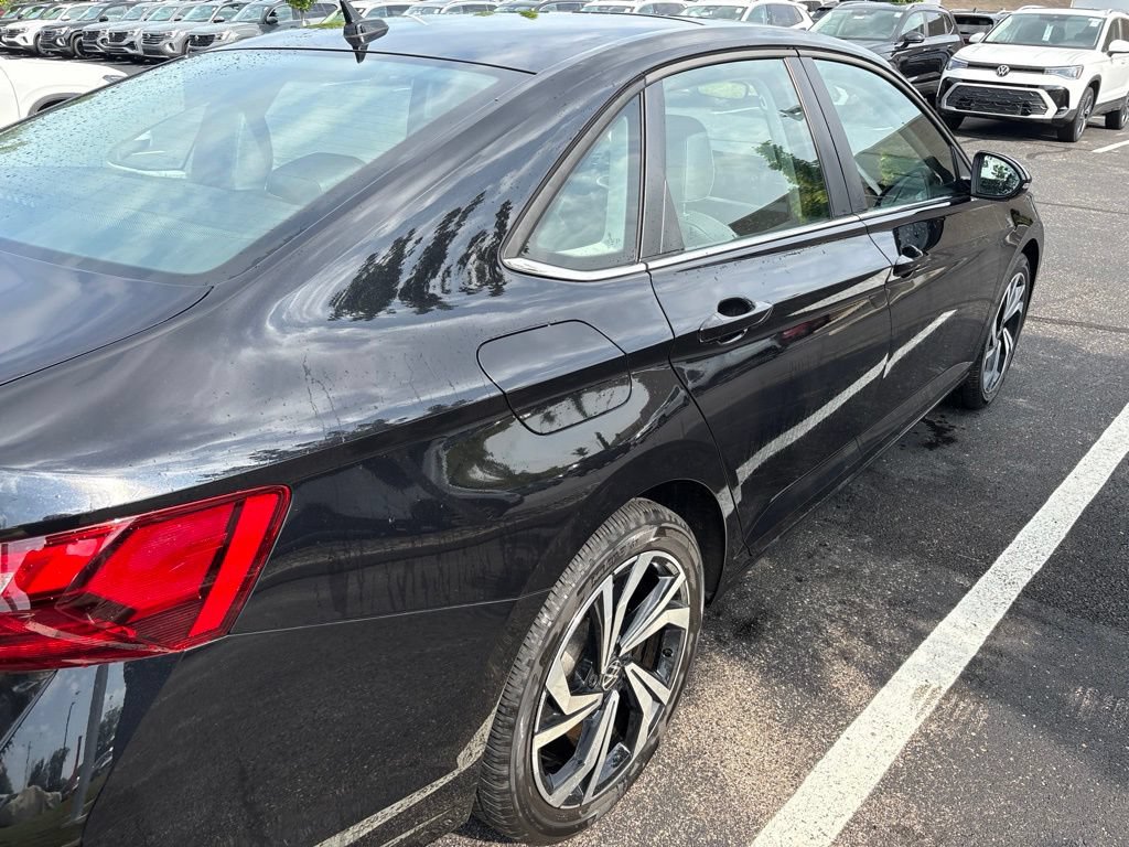 Used 2025 Volkswagen Jetta SEL FWD image 5