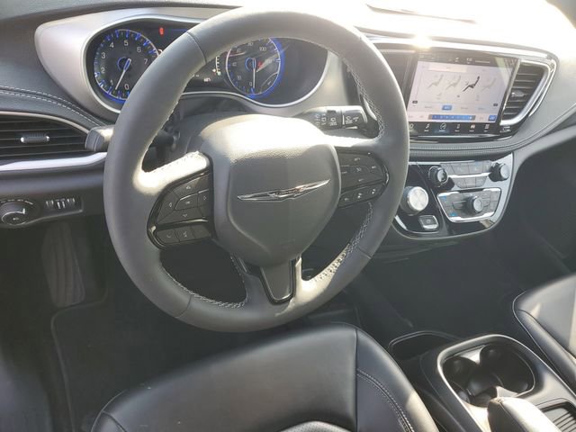 Used 2023 Chrysler Pacifica Touring-L w/ S Appearance Package AWD/4WD image 19