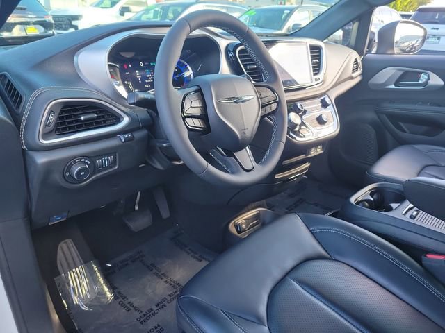 New 2023 Chrysler Pacifica Touring-L w/ S Appearance Package FWD image 16