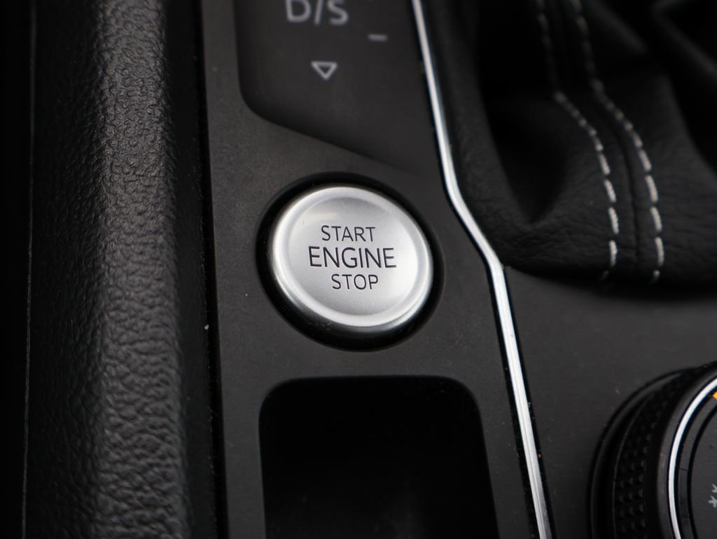 Certified 2022 Volkswagen Atlas Cross Sport SEL R-Line image 36