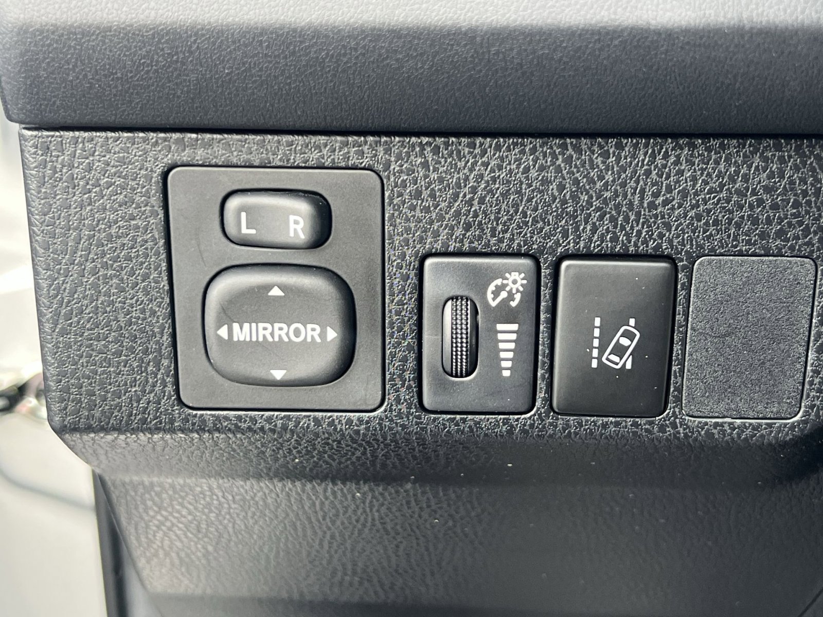 Used 2018 Toyota RAV4 LE image 34