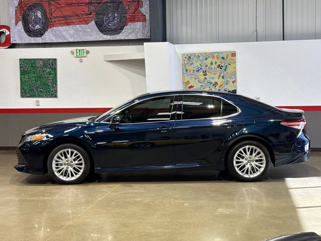 Used 2020 Toyota Camry XLE FWD image 4