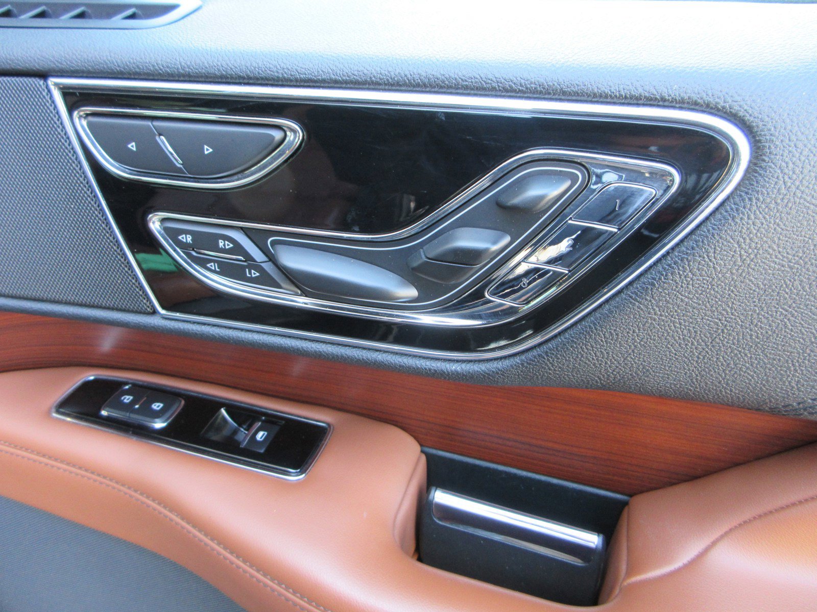 Used 2021 Lincoln Navigator Reserve w/ Cargo Convenience Package image 26
