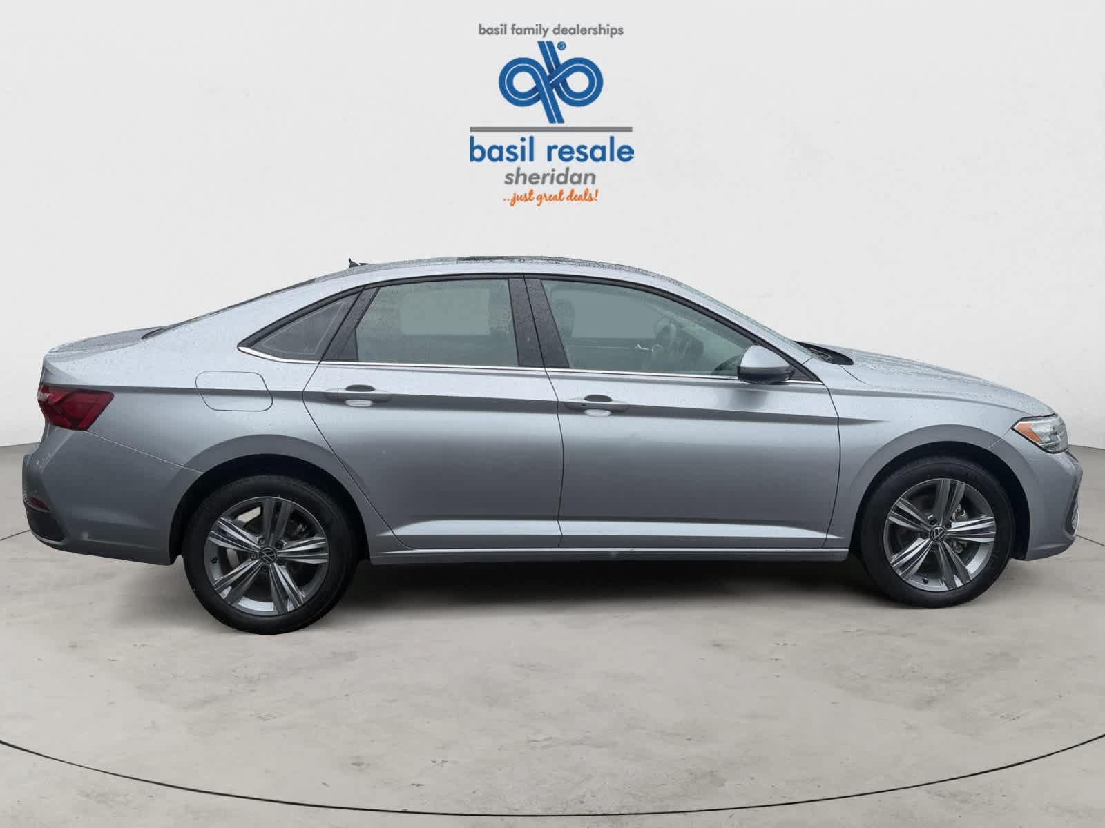 Used 2024 Volkswagen Jetta SE w/ Panoramic Sunroof Package FWD image 8