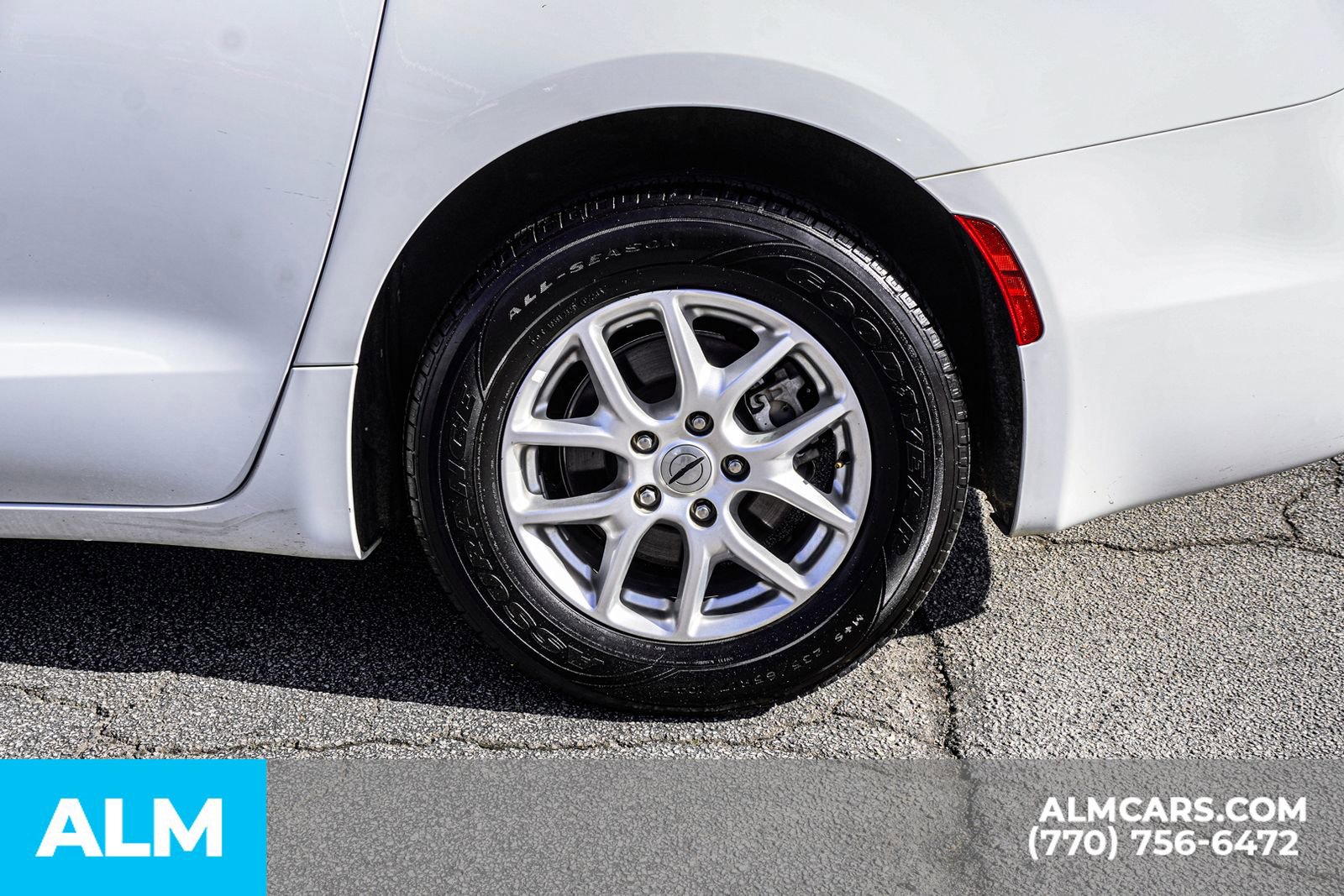 Used 2023 Chrysler Pacifica Touring-L image 16