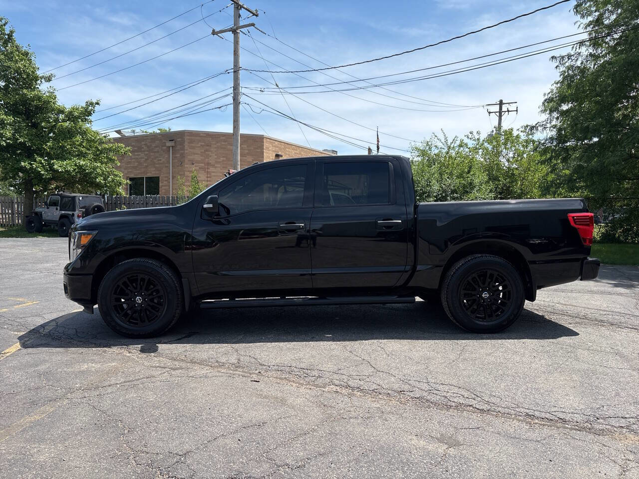 Used 2018 Nissan Titan SV w/ SV Convenience Package AWD/4WD image 2