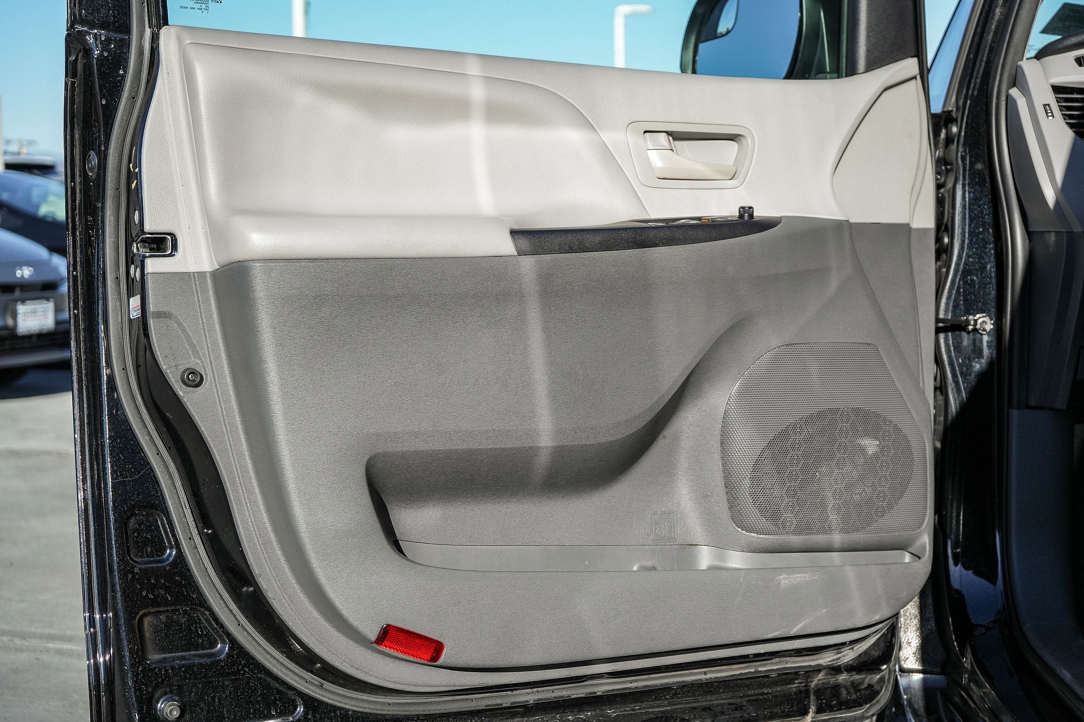 Used 2020 Toyota Sienna L image 23