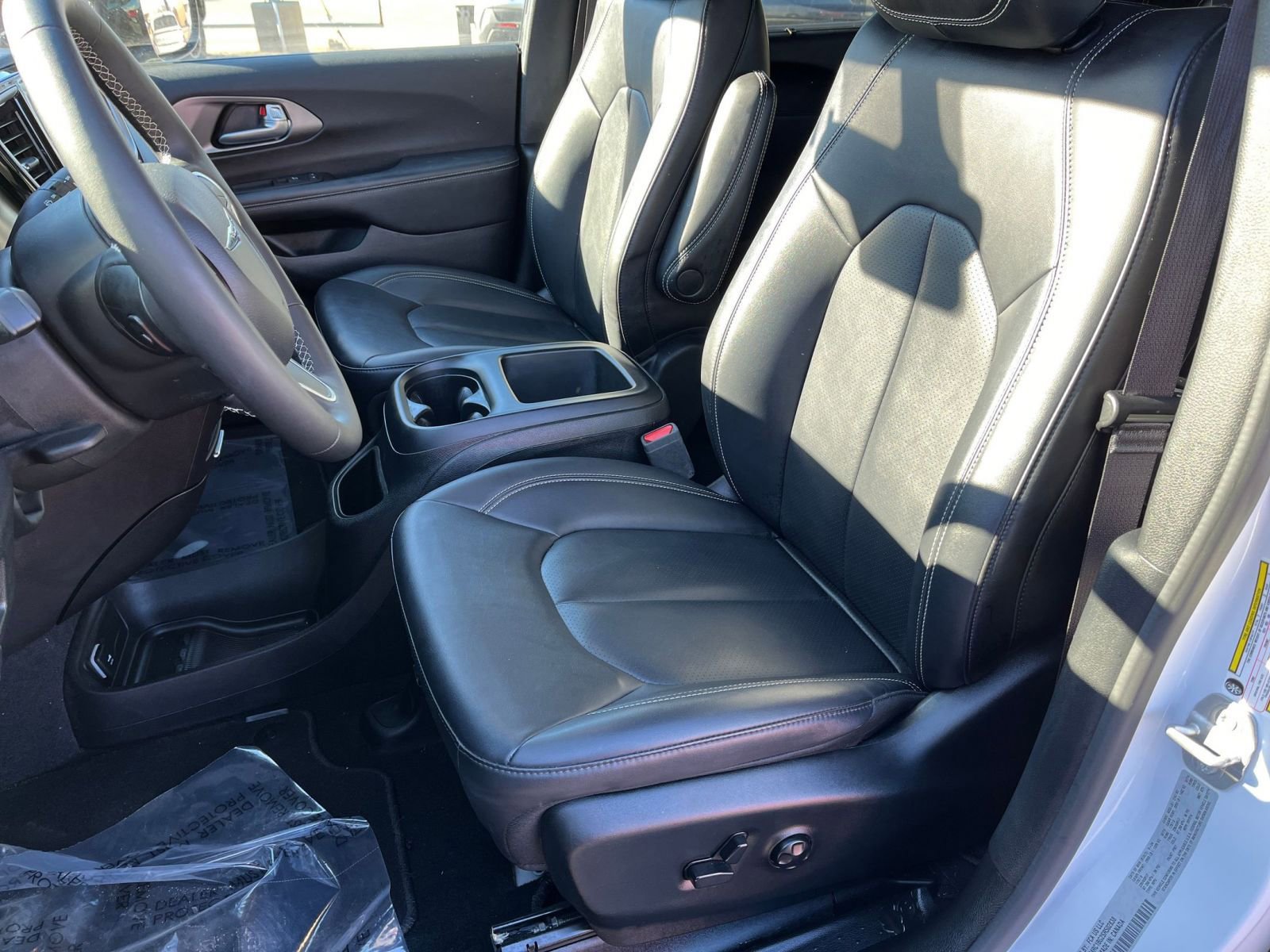Used 2025 Chrysler Pacifica Select image 34