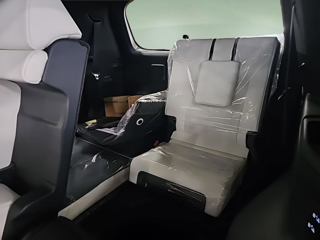 New 2025 Lexus LX 600 4WD w/ Luxury Package image 14