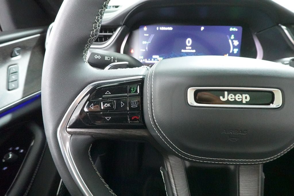 Used 2022 Jeep Grand Cherokee Overland w/ Luxury Tech Group IV AWD/4WD image 13