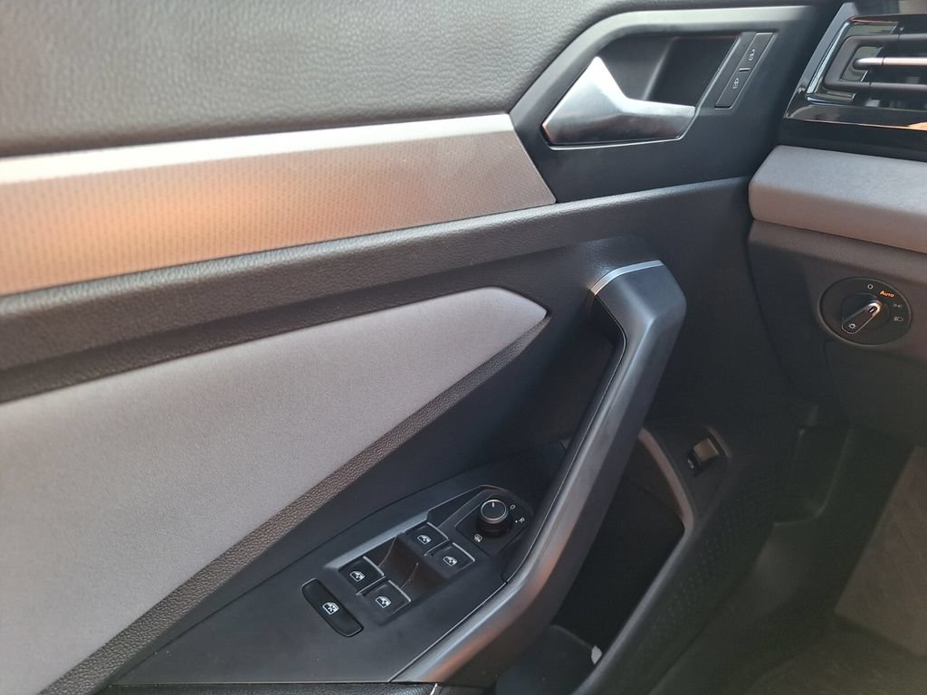 Used 2025 Volkswagen Jetta SE FWD image 19