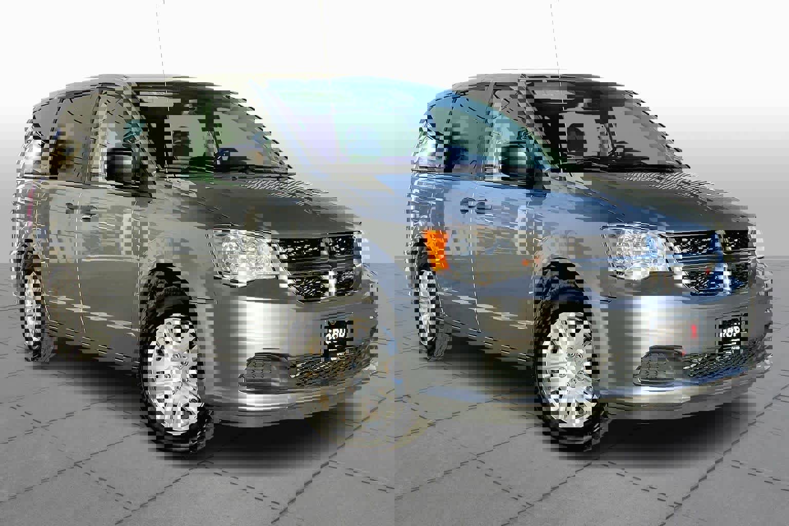 Used 2019 Dodge Grand Caravan SE w/ UConnect Hands-Free Group image 2