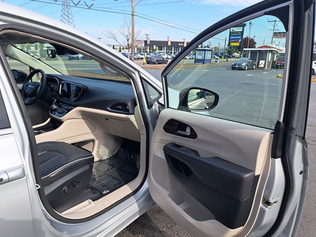 Used 2024 Chrysler Pacifica Limited FWD image 17