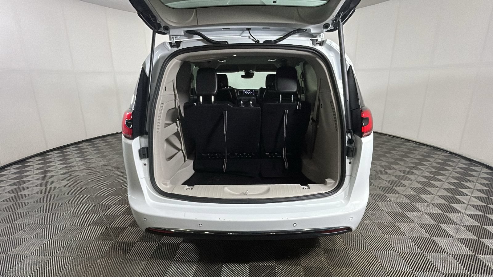 Used 2023 Chrysler Pacifica Touring-L FWD image 31