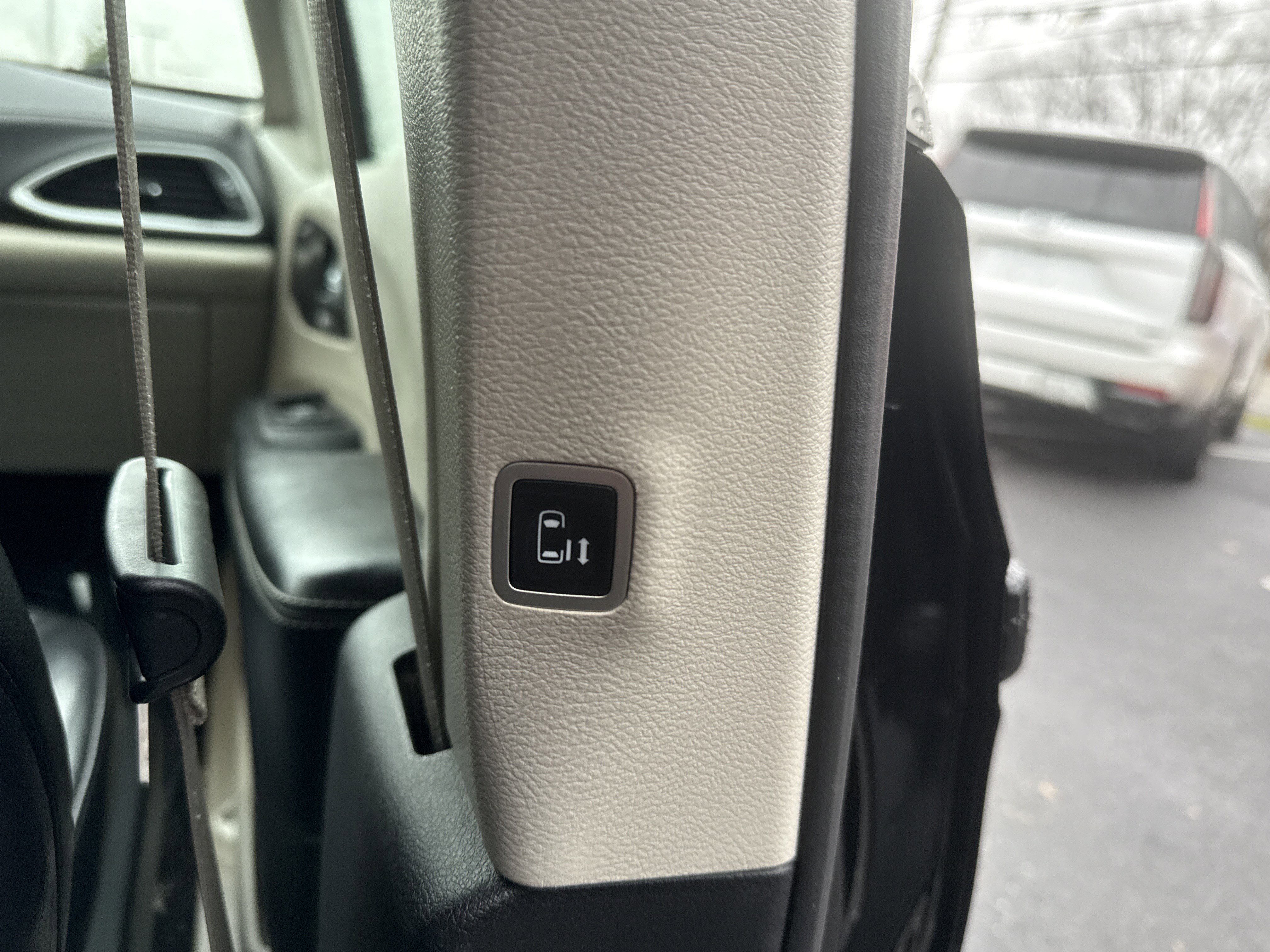 Used 2022 Chrysler Pacifica Touring-L image 16