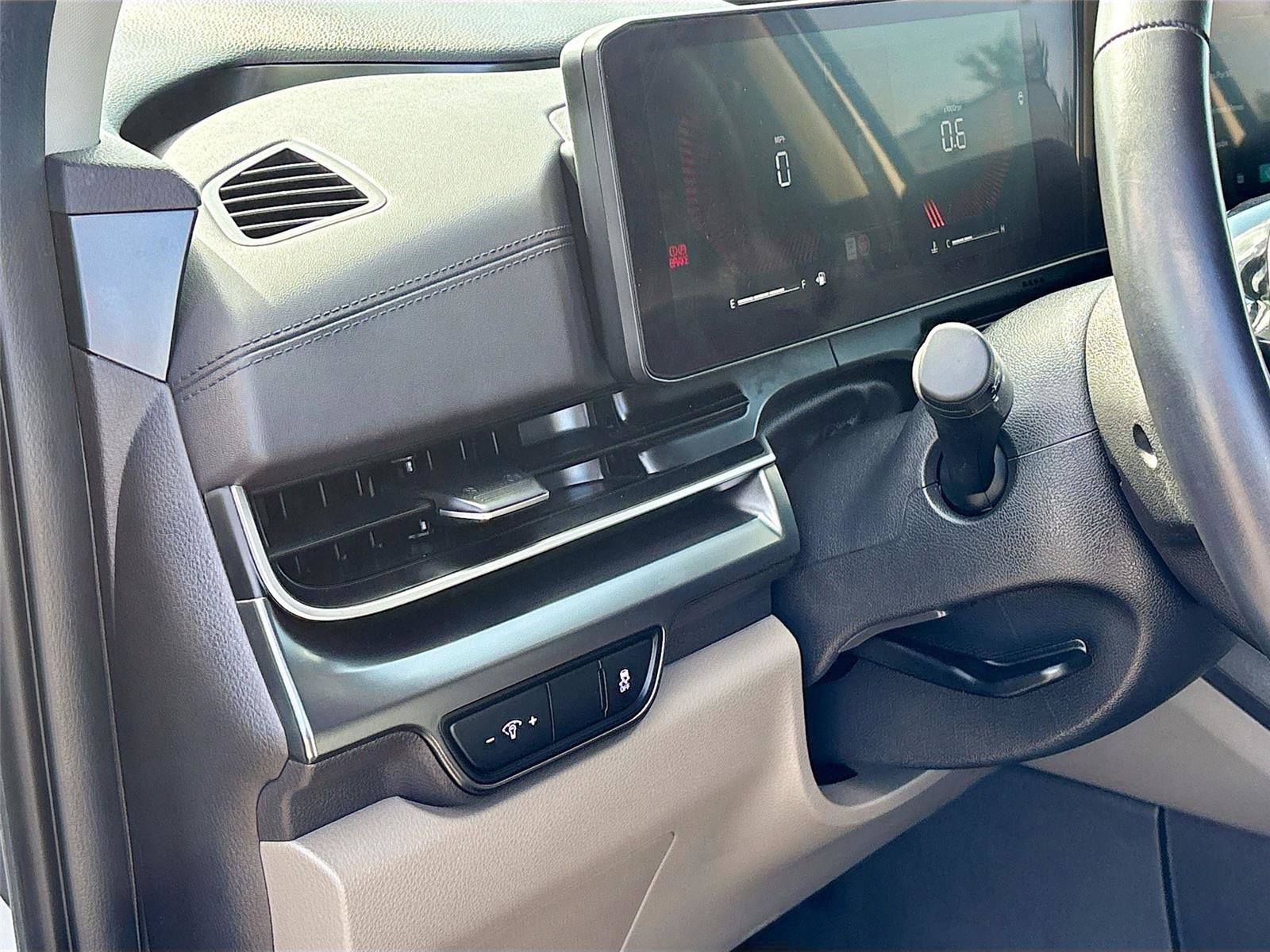 Used 2025 Kia Carnival FWD image 10