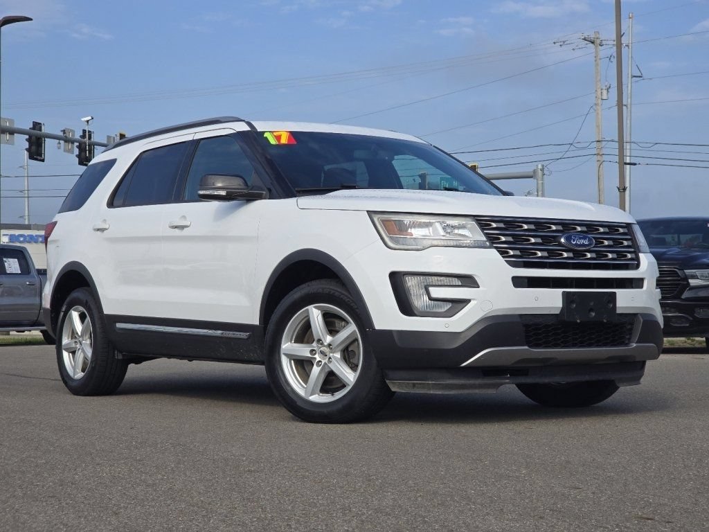 Used 2017 Ford Explorer XLT w/ Equipment Group 202A AWD/4WD image 2