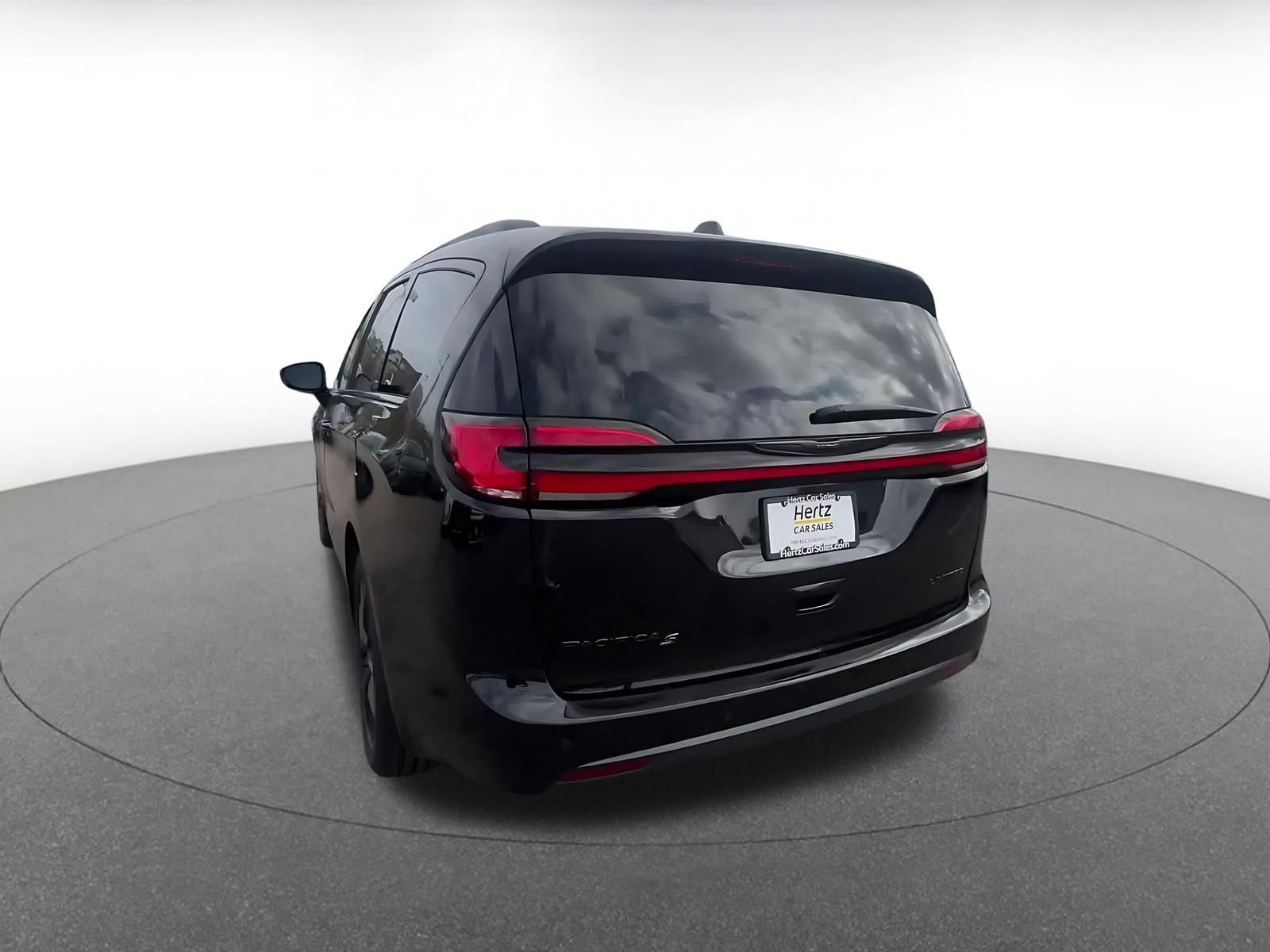 Used 2025 Chrysler Pacifica Limited image 11