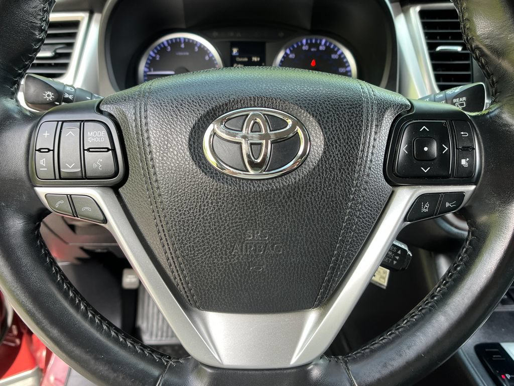 Used 2018 Toyota Highlander Plus AWD/4WD image 14