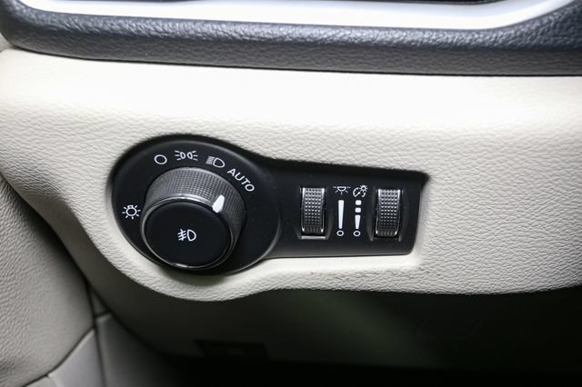 Used 2023 Chrysler Pacifica Touring-L FWD image 36