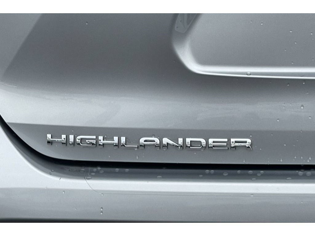 Used 2021 Toyota Highlander LE FWD image 18