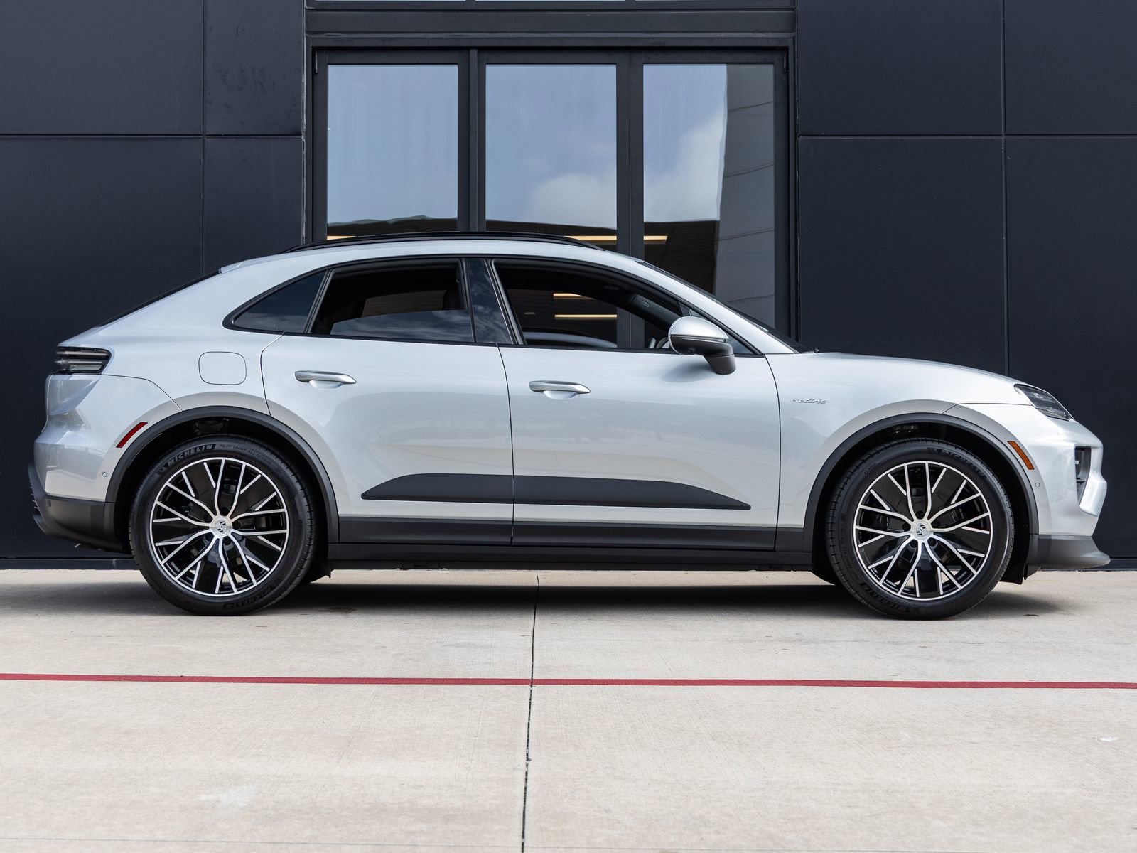 Certified 2025 Porsche Macan Electric image 12