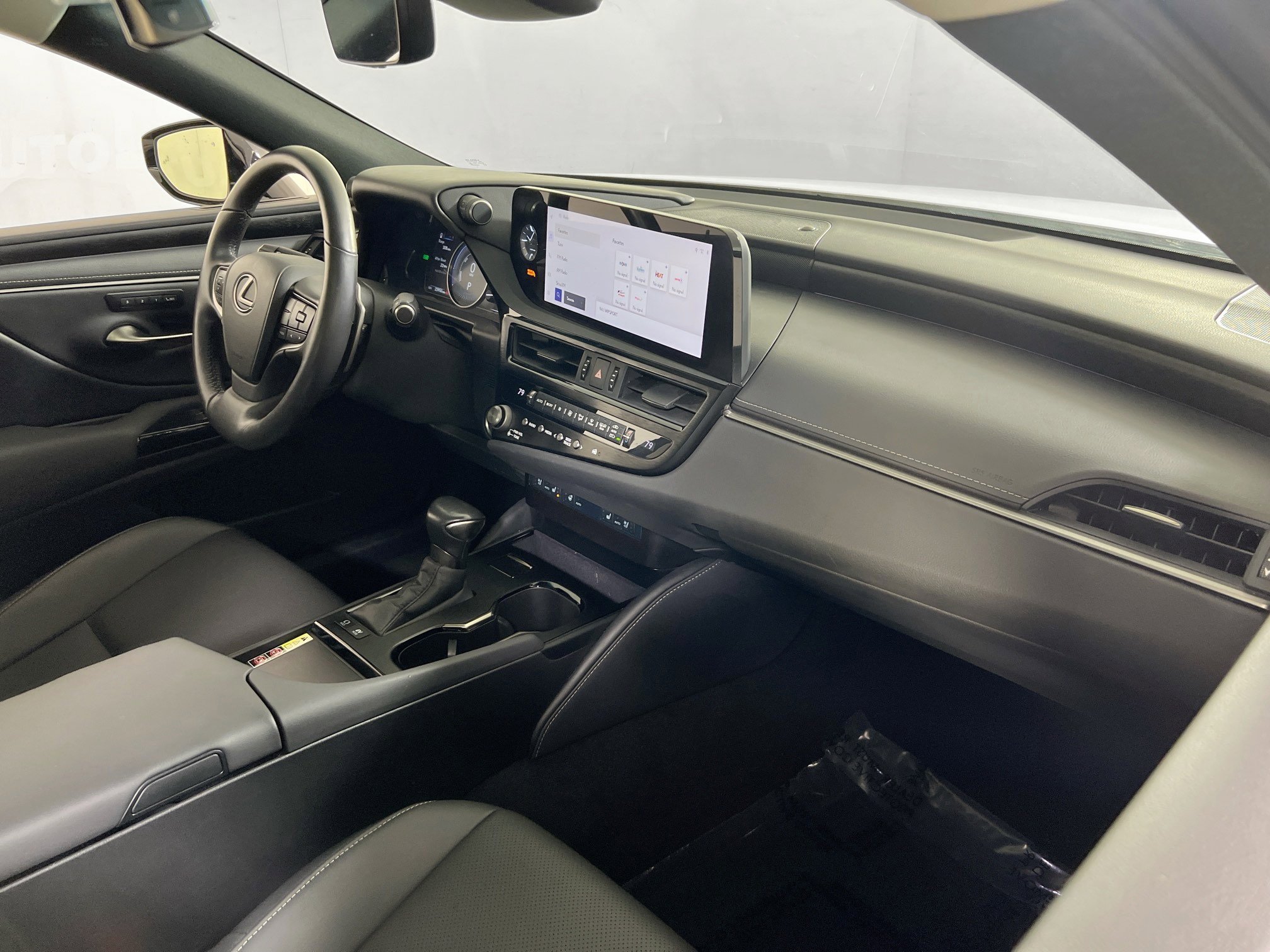 Used 2024 Lexus ES 300h w/ Premium Package image 28