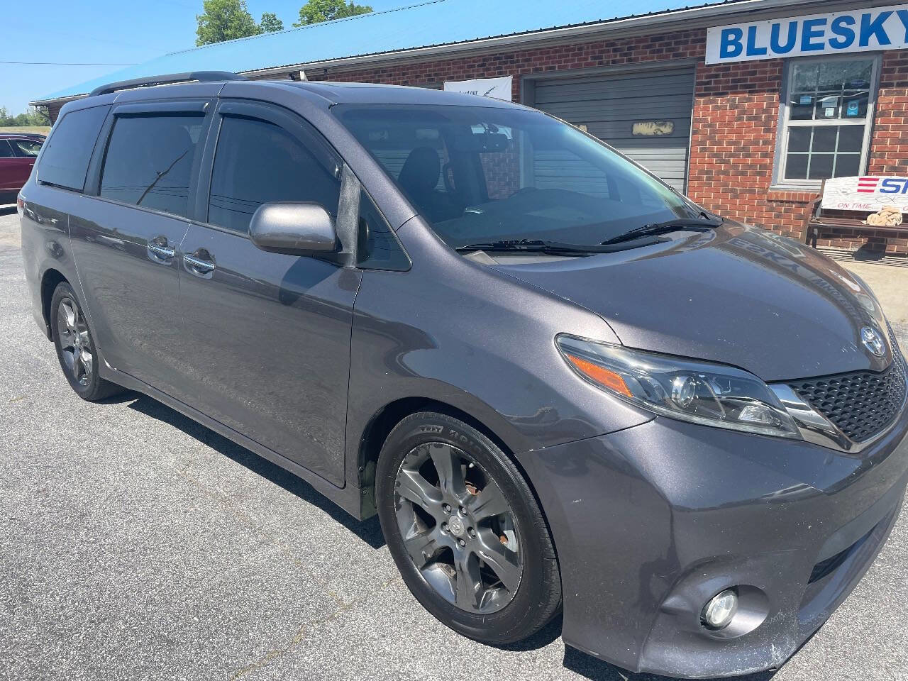 Used 2016 Toyota Sienna SE Premium FWD image 3