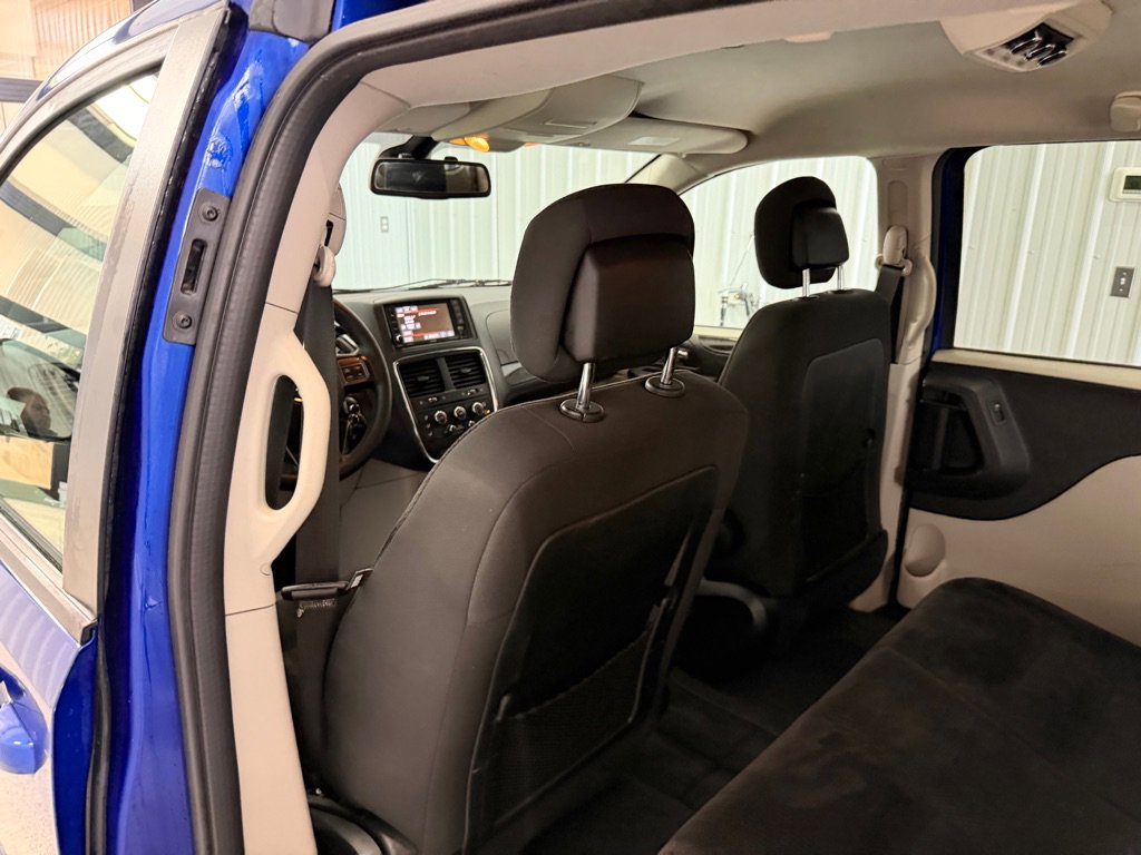 Used 2018 Dodge Grand Caravan SE w/ UConnect Hands-Free Group image 11