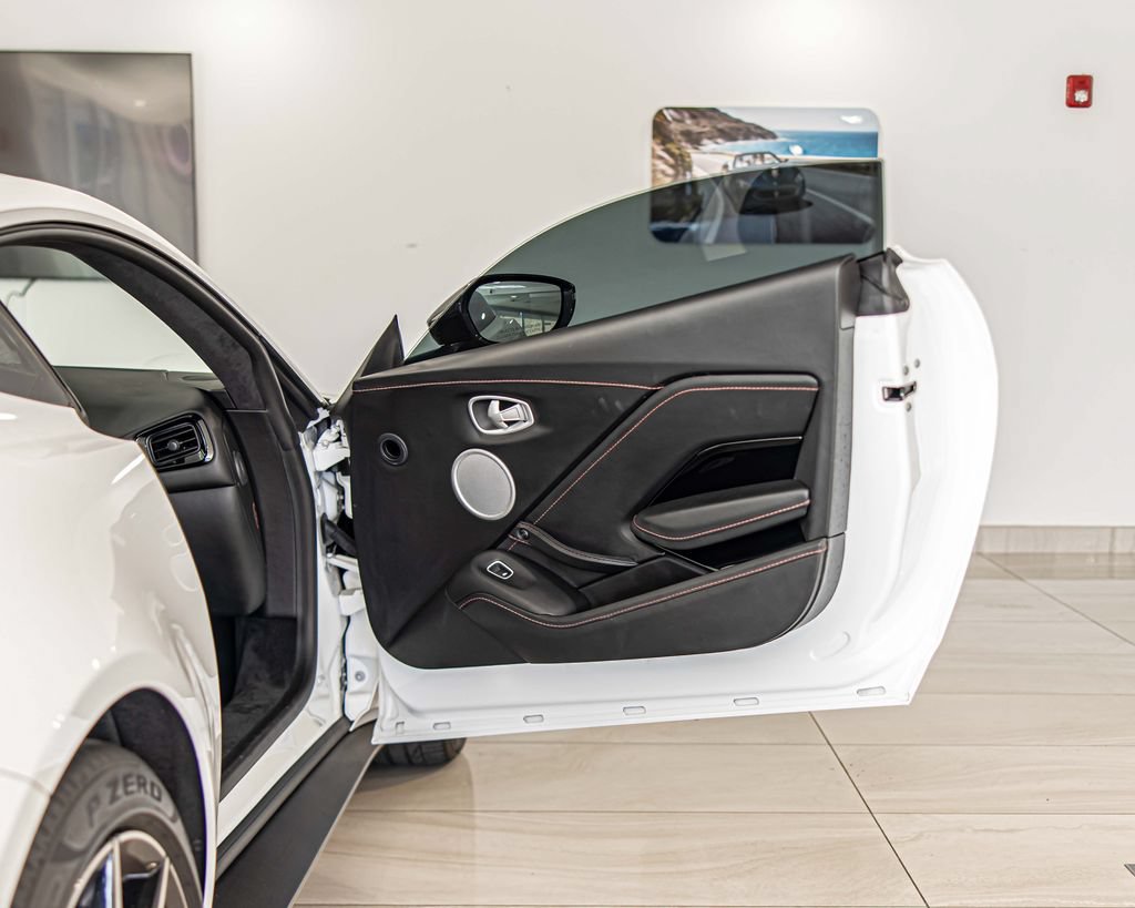 Used 2019 Aston Martin V8 Vantage Coupe RWD image 29