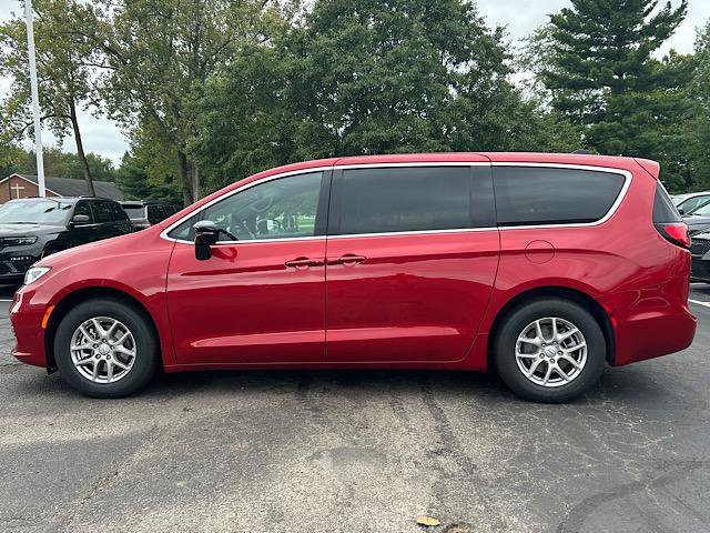 New 2026 Chrysler Pacifica Select image 5