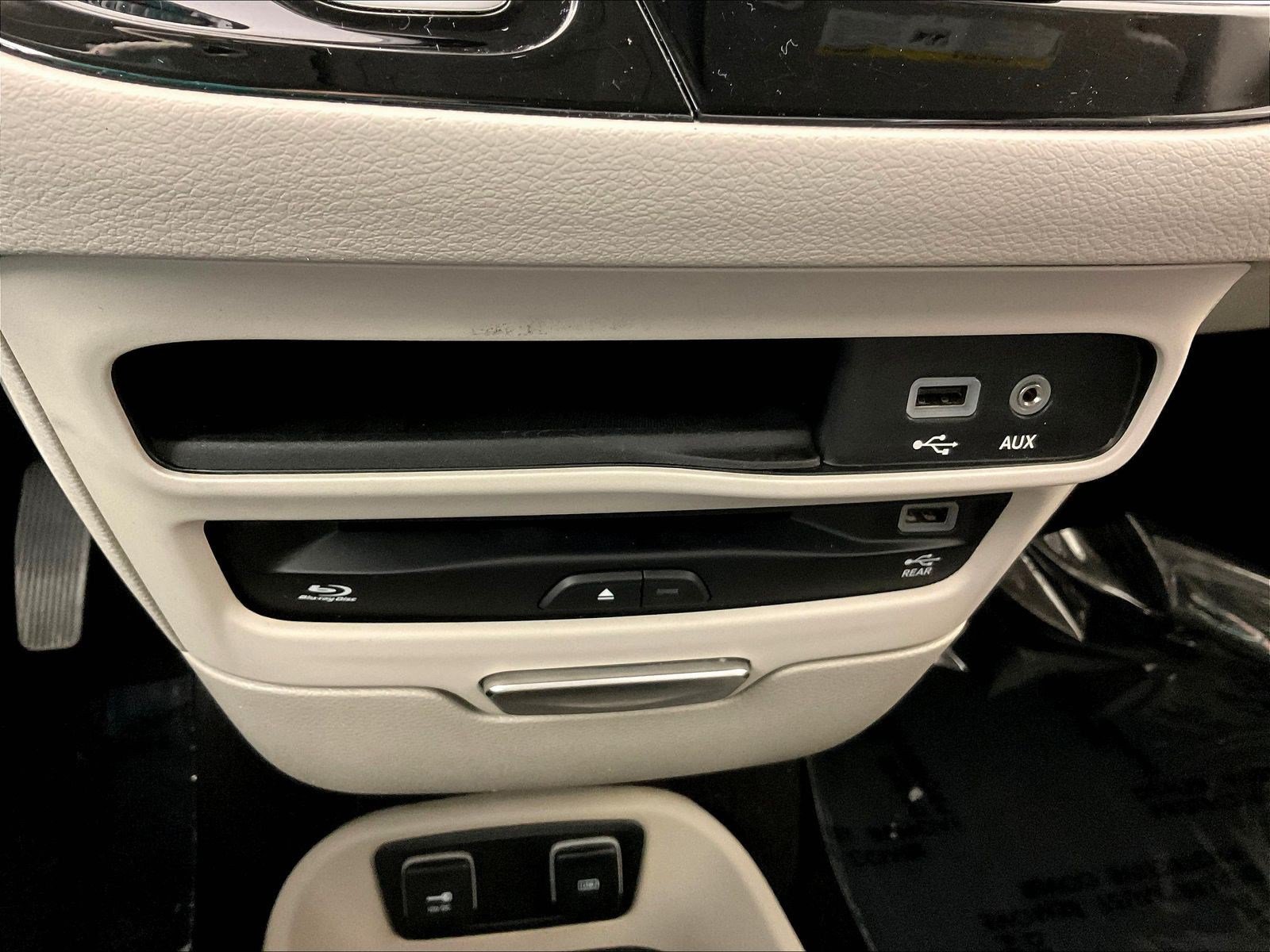 Used 2018 Chrysler Pacifica Touring-L Plus FWD image 15