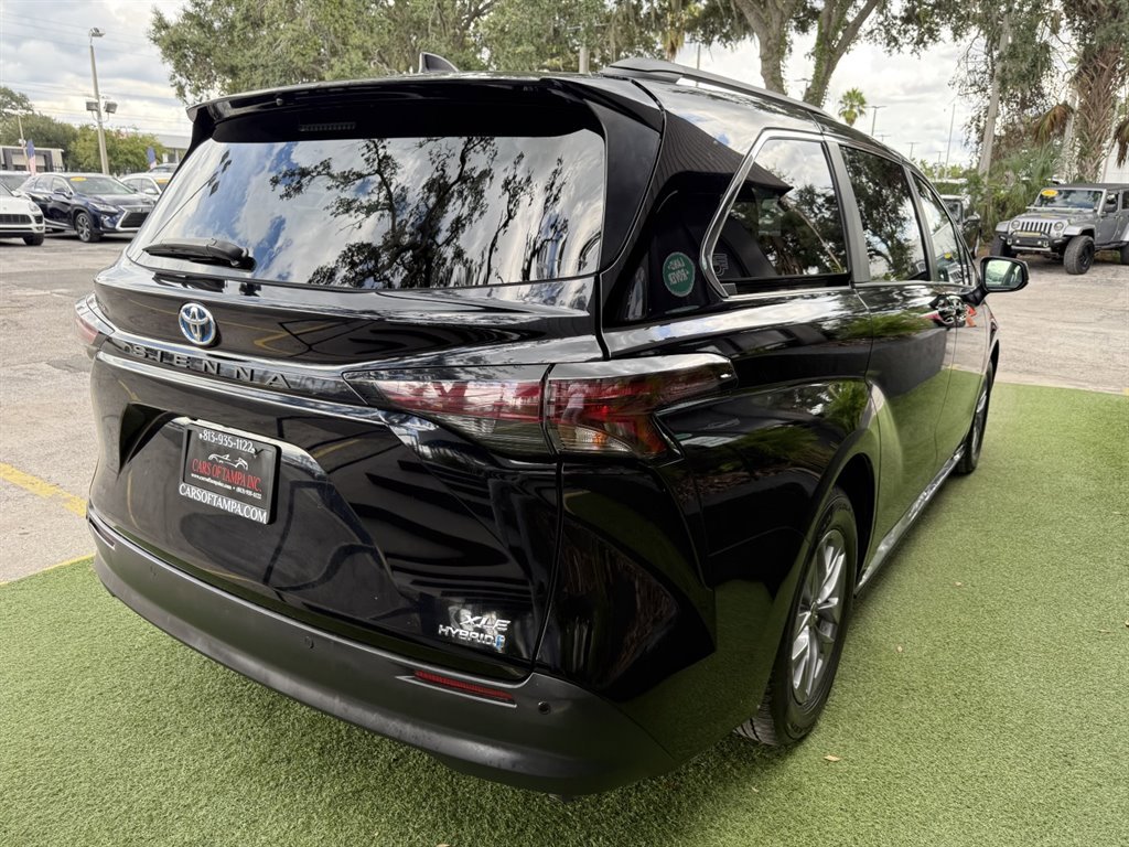 Used 2023 Toyota Sienna XLE image 6
