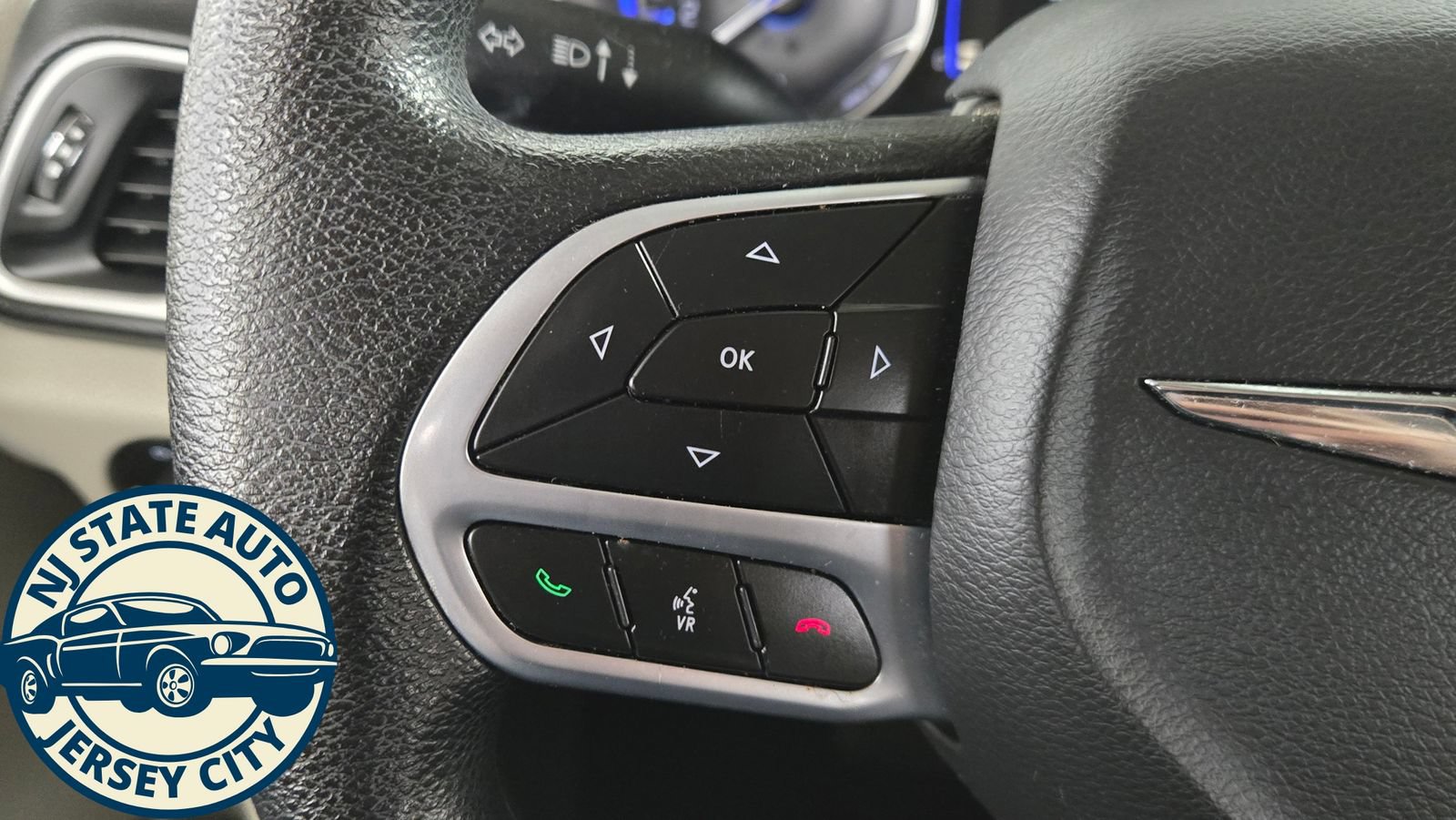 Used 2019 Chrysler Pacifica Touring Plus w/ Tire & Wheel Group FWD image 12