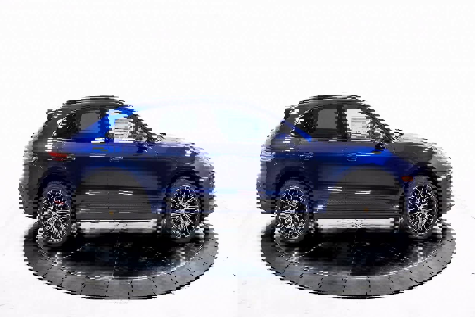 Certified 2025 Porsche Macan image 8