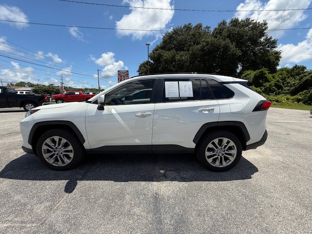 Used 2019 Toyota RAV4 LE image 1