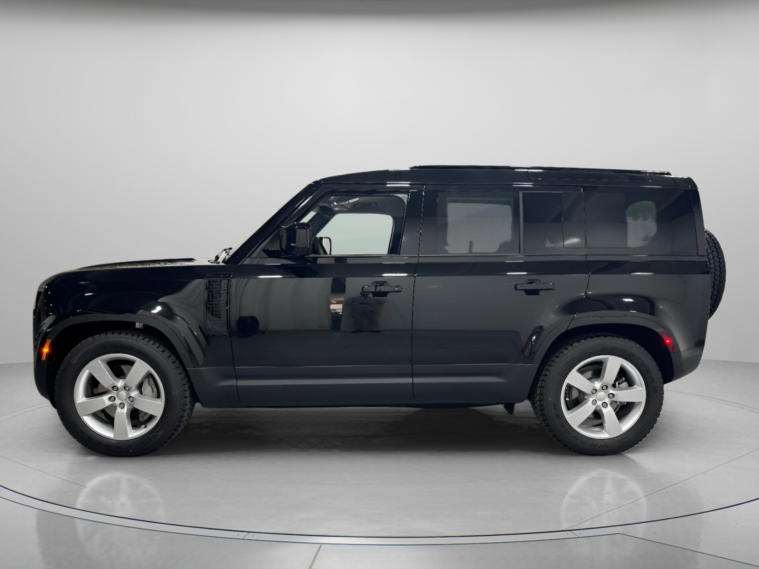 Used 2025 Land Rover Defender 110 S image 2