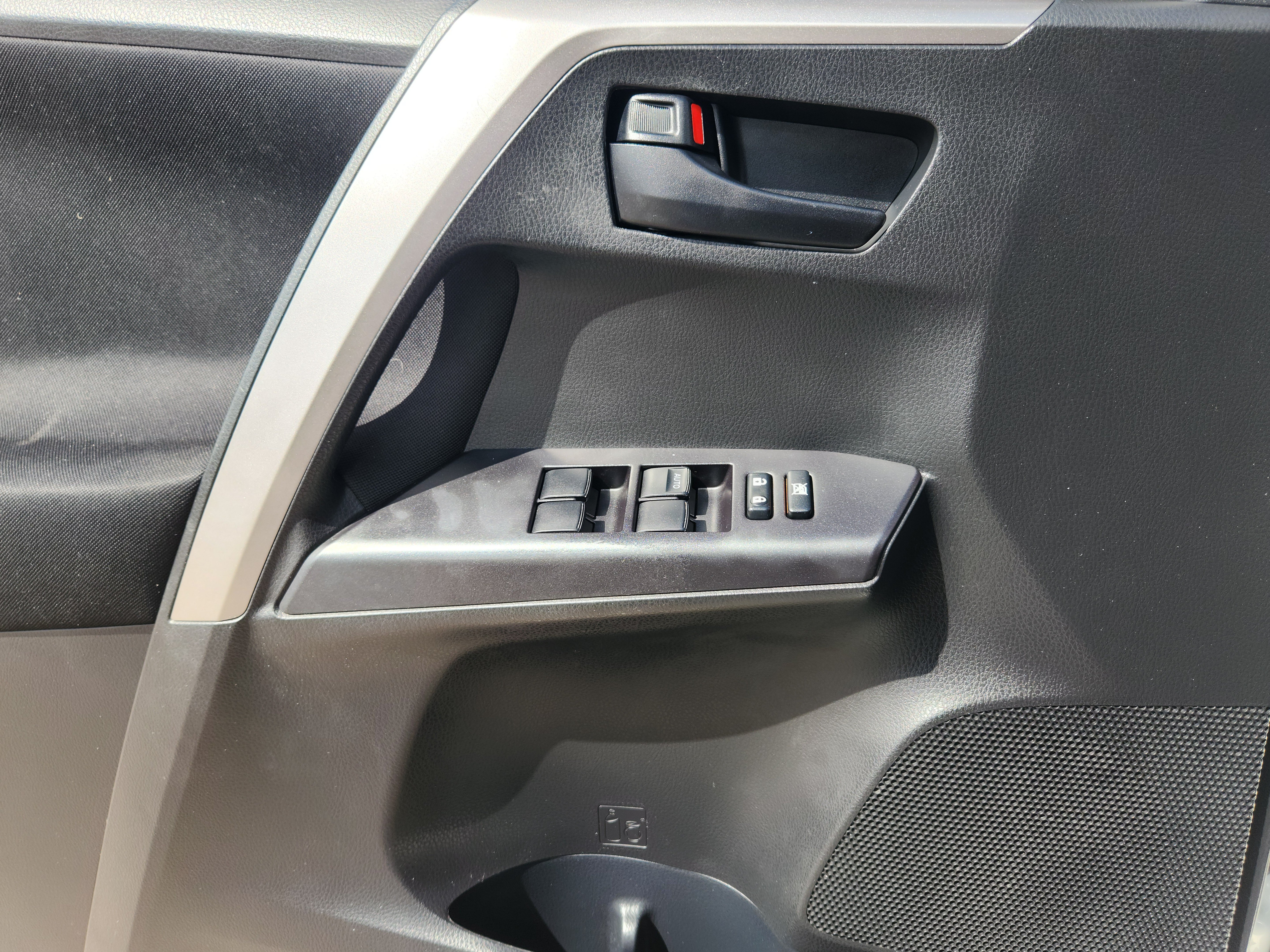 Used 2017 Toyota RAV4 LE FWD image 17