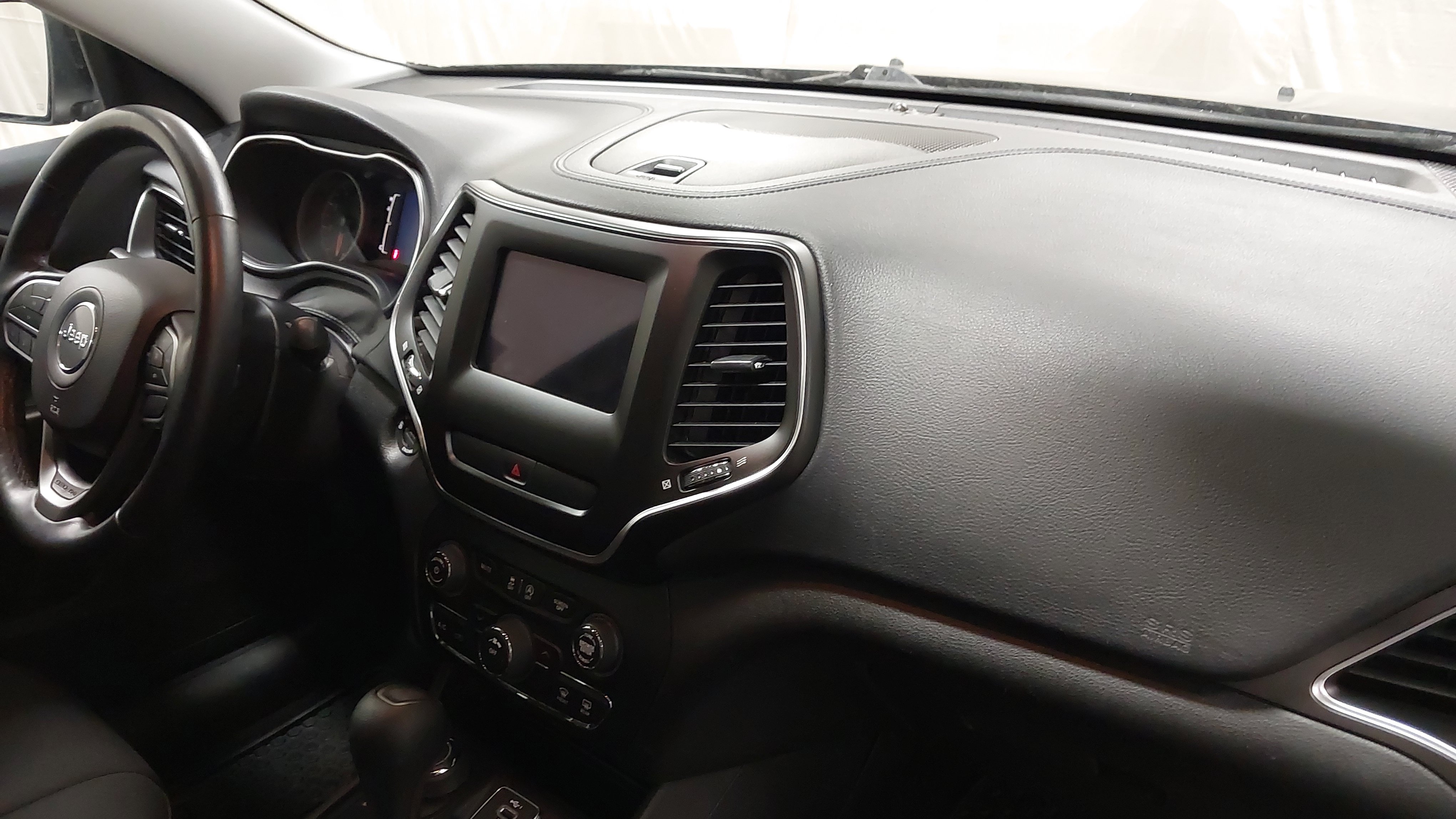 Used 2019 Jeep Cherokee Latitude w/ Cold Weather Group AWD/4WD image 29