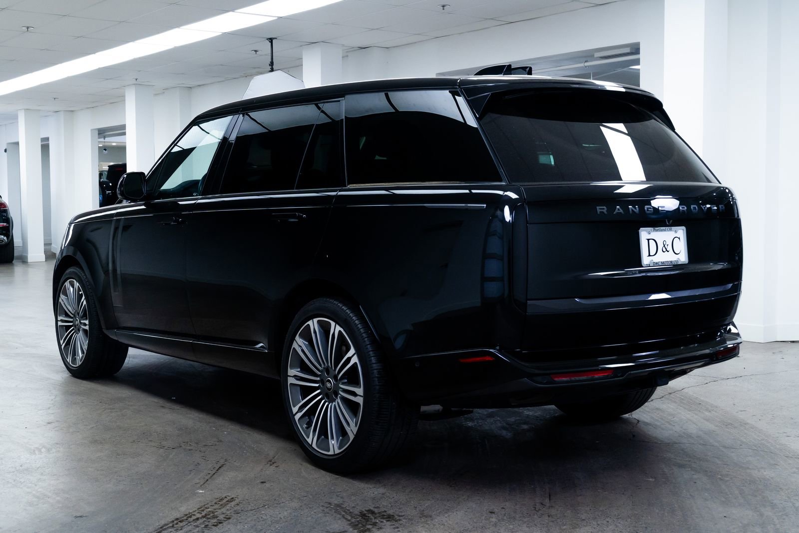 Used 2025 Land Rover Range Rover Long Wheelbase SE AWD/4WD image 4