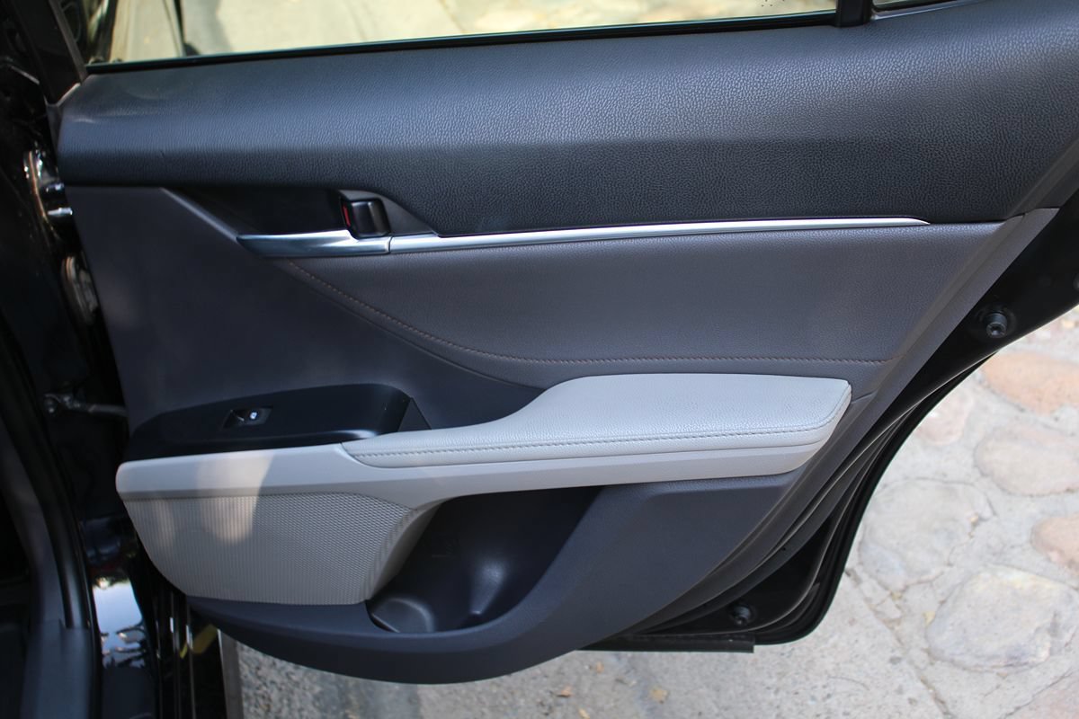 Used 2018 Toyota Camry XLE FWD image 15