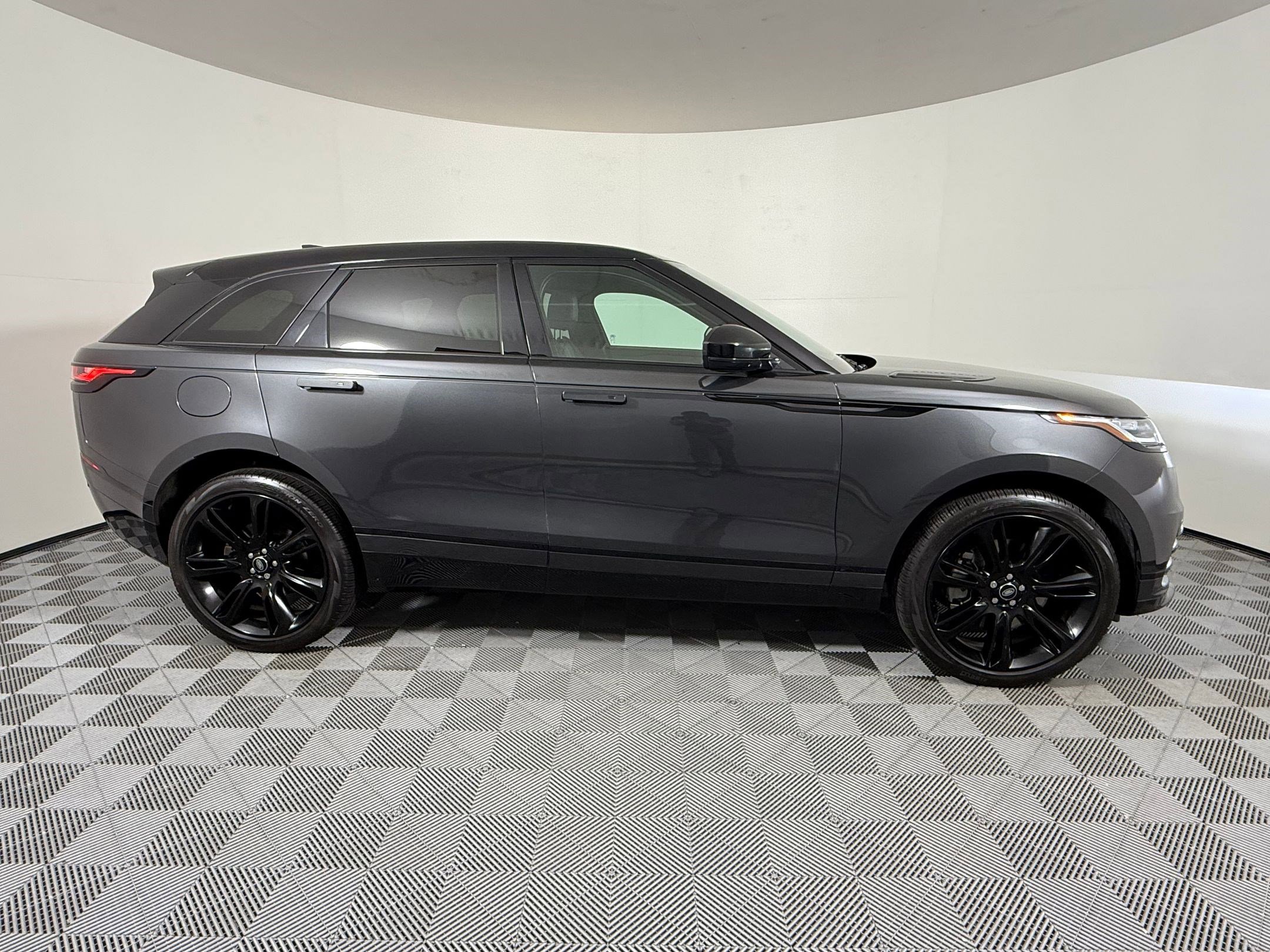Used 2023 Land Rover Range Rover Velar R-Dynamic S image 8