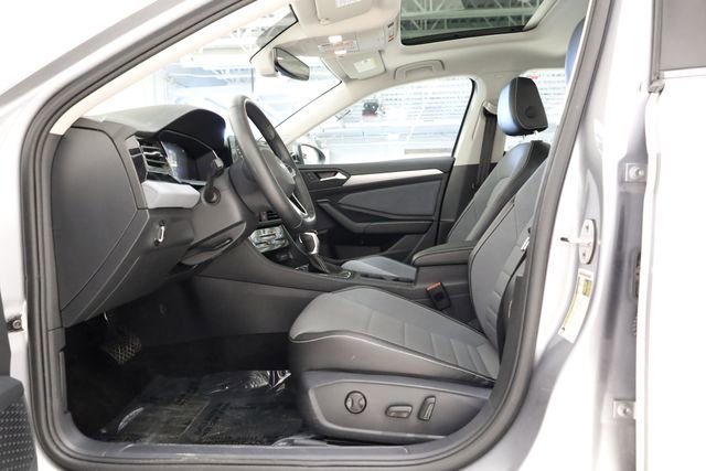 Used 2025 Volkswagen Jetta SE image 12