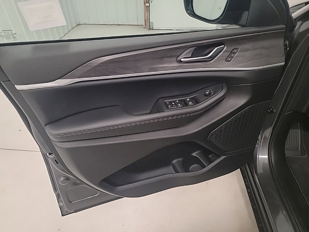 New 2025 Jeep Grand Cherokee L Limited w/ Luxury Tech Group II image 13