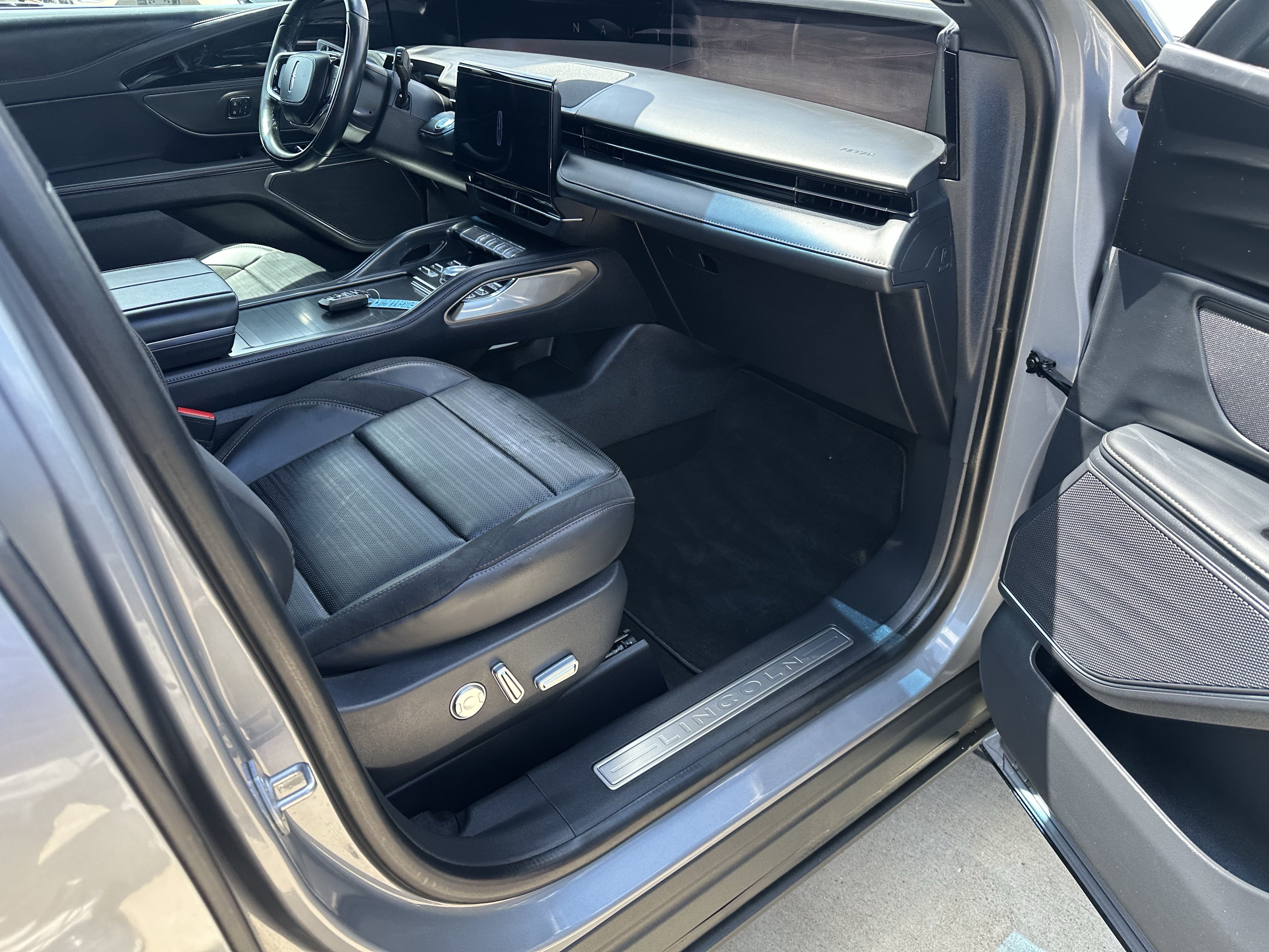 Used 2024 Lincoln Nautilus Reserve w/ Jet Appearance Package (87T) AWD/4WD image 15