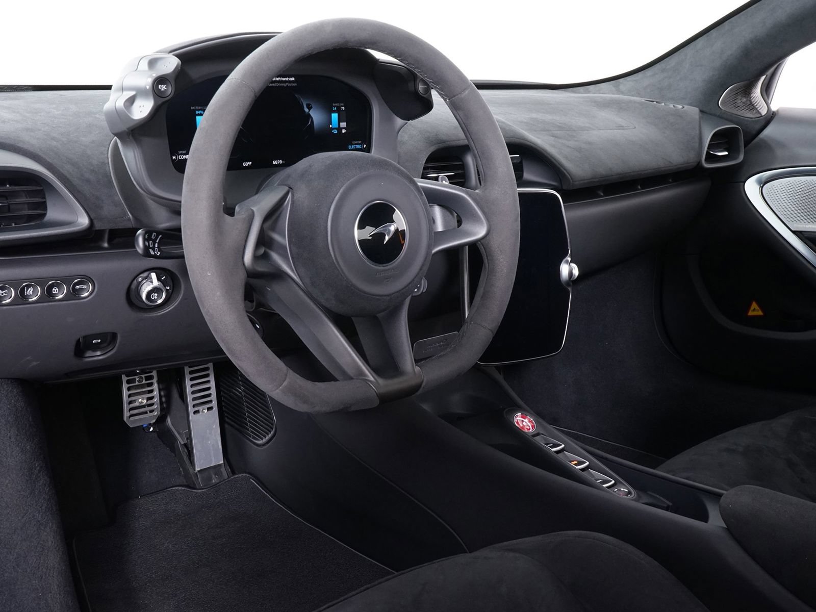 Used 2023 McLaren Artura RWD image 4